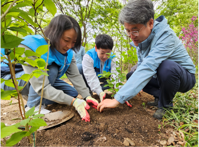 전정일원장과 함께 식재.png